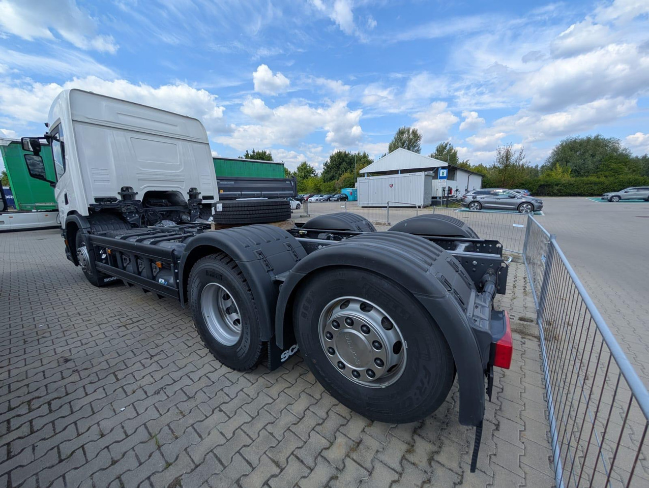 SCANIA P 340 B6x2*4NA / chassis frame / steering axle / CNG / large cab / 8 units - Smetarski tovornjak: slika 3 SCANIA P 340 B6x2*4NA / chassis frame / steering axle / CNG / large cab / 8 units - Smetarski tovornjak: slika 3