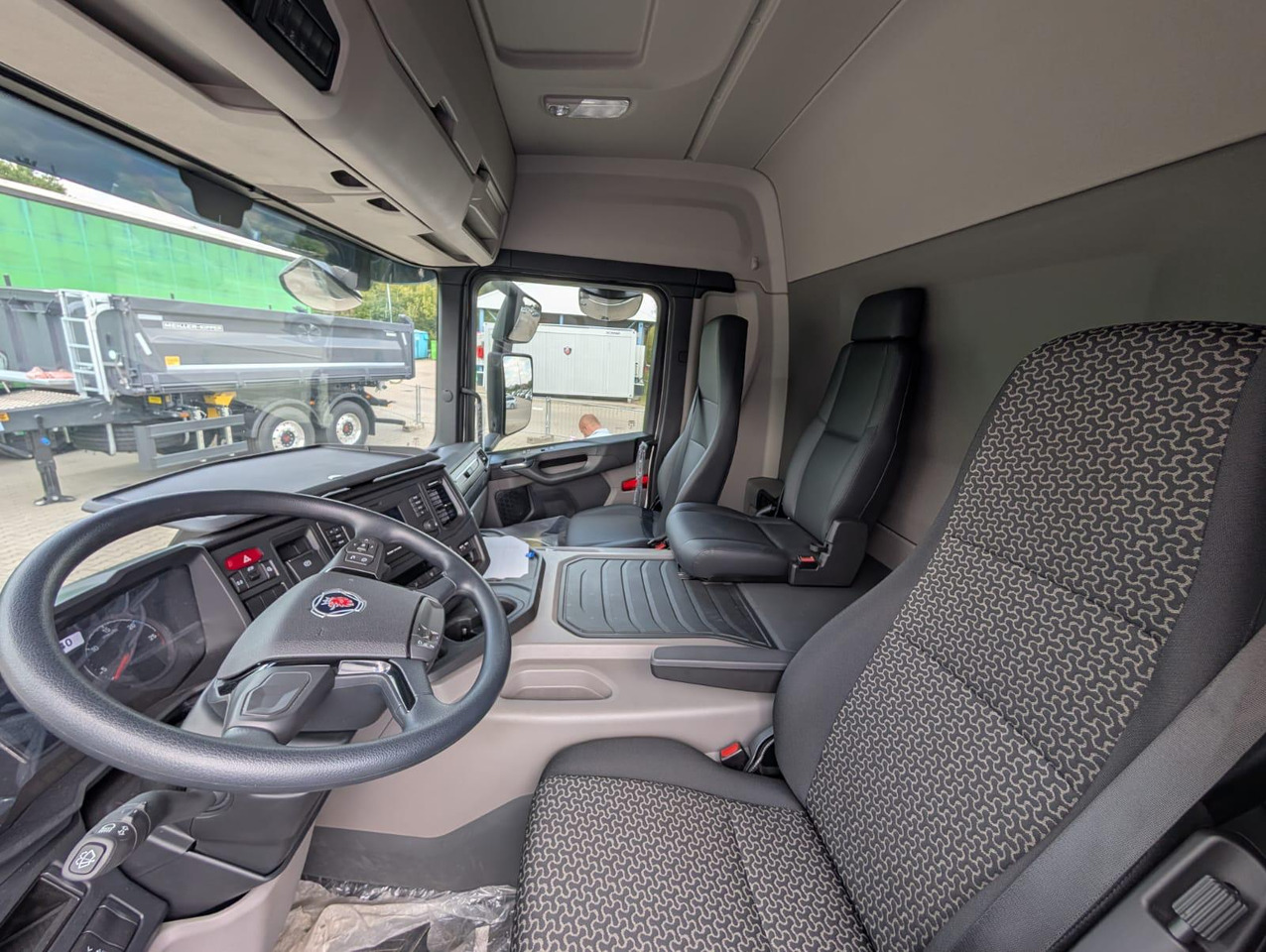 SCANIA P 340 B6x2*4NA / chassis frame / steering axle / CNG / large cab / 8 units - Smetarski tovornjak: slika 5 SCANIA P 340 B6x2*4NA / chassis frame / steering axle / CNG / large cab / 8 units - Smetarski tovornjak: slika 5