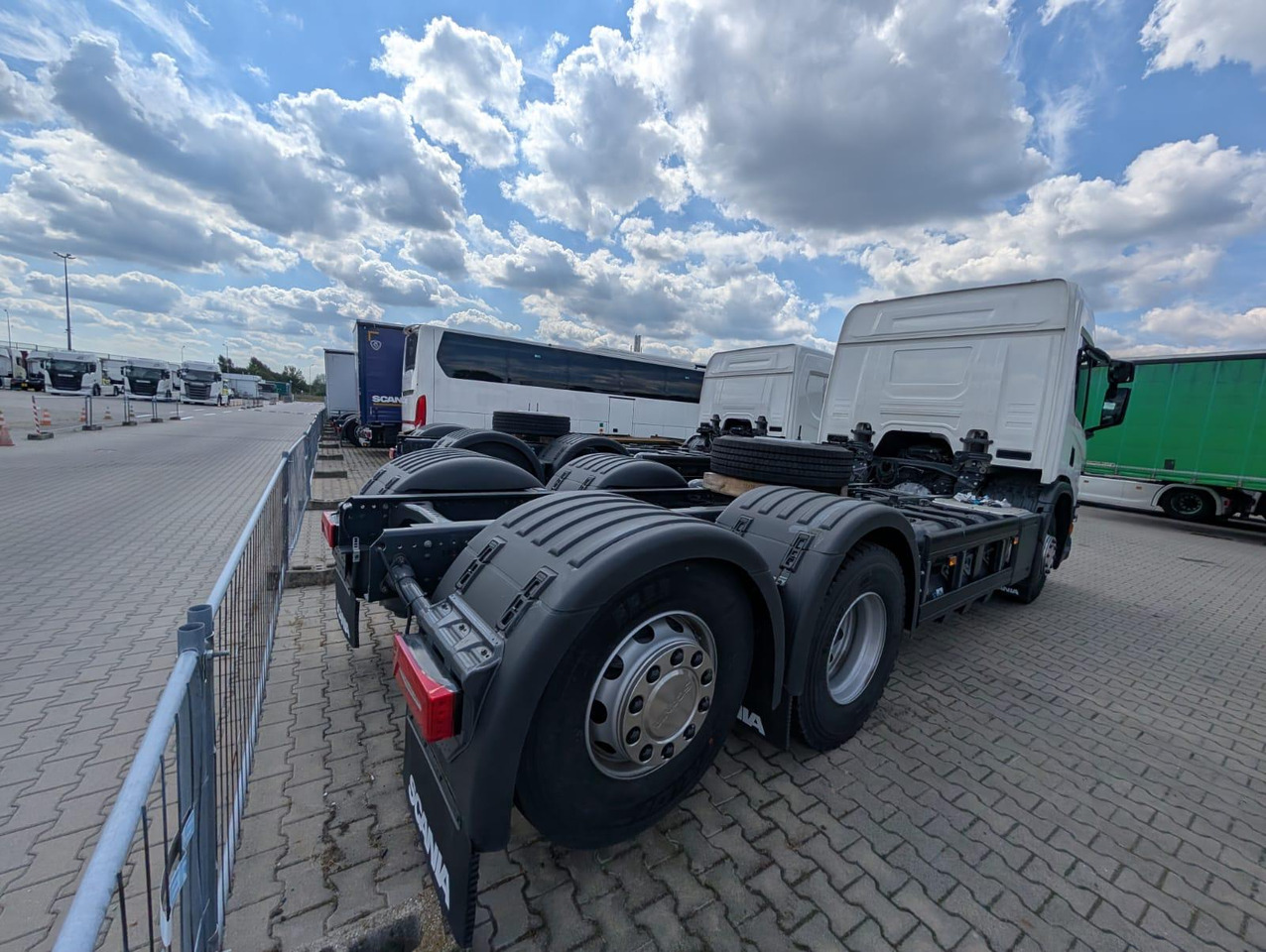 SCANIA P 340 B6x2*4NA / chassis frame / steering axle / CNG / large cab / 8 units - Tovornjak-šasija: slika 4 SCANIA P 340 B6x2*4NA / chassis frame / steering axle / CNG / large cab / 8 units - Tovornjak-šasija: slika 4