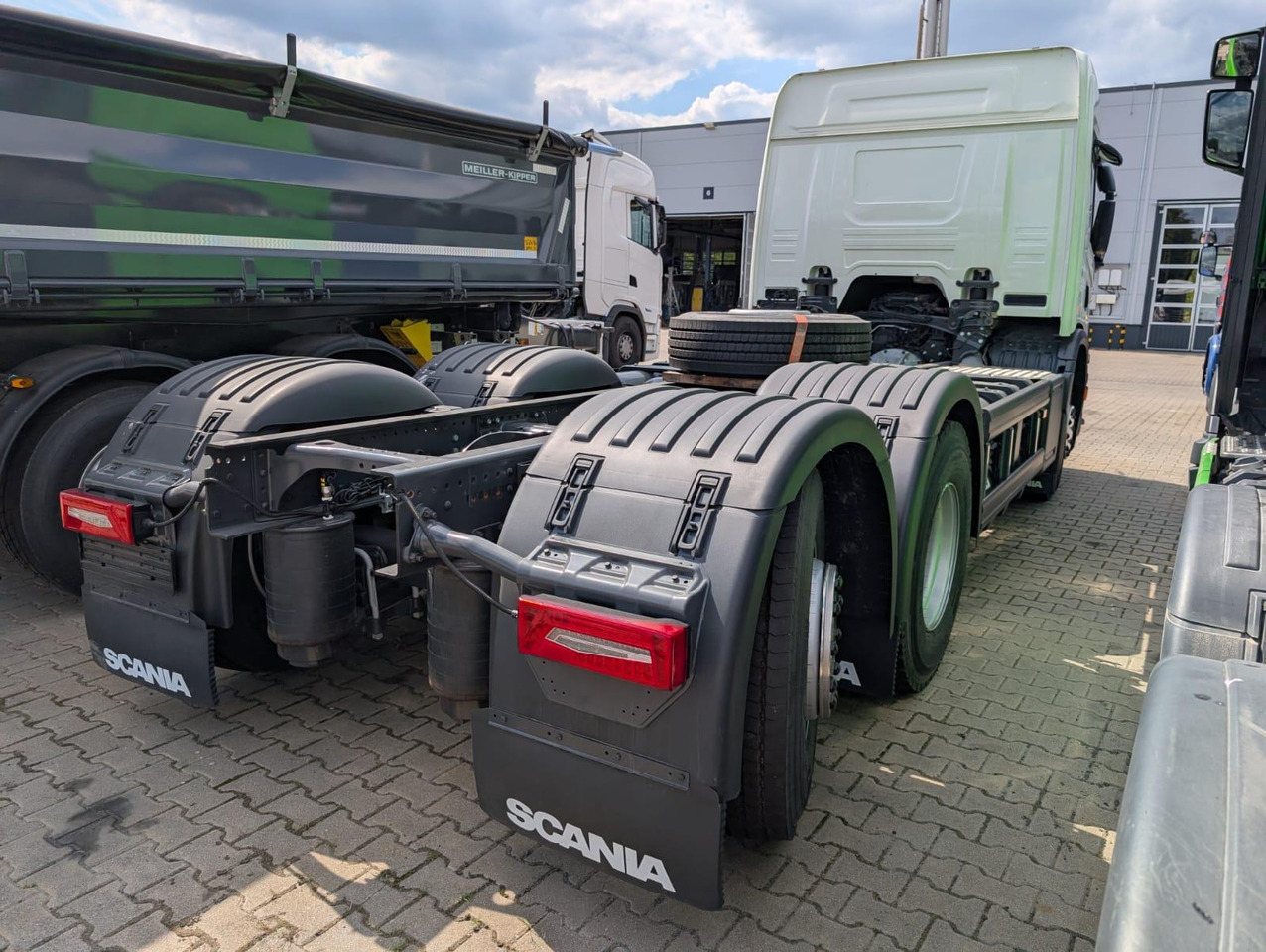 SCANIA P 340 B6x2*4NA / chassis frame / steering axle / CNG / large cab / 8 units - Tovornjak-šasija: slika 3 SCANIA P 340 B6x2*4NA / chassis frame / steering axle / CNG / large cab / 8 units - Tovornjak-šasija: slika 3