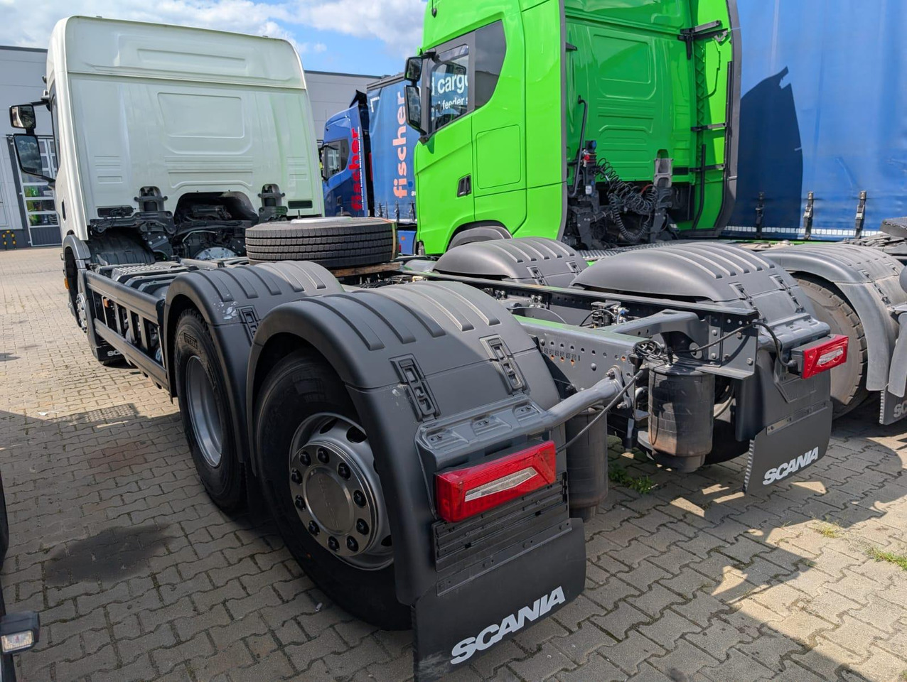 SCANIA P 340 B6x2*4NA / chassis frame / steering axle / CNG / large cab / 8 units - Tovornjak-šasija: slika 4 SCANIA P 340 B6x2*4NA / chassis frame / steering axle / CNG / large cab / 8 units - Tovornjak-šasija: slika 4