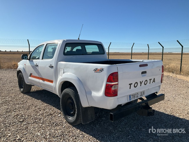 2015 Toyota Hilux 4x4 Crew Cab Pickup - Poltovornjak: slika 4 2015 Toyota Hilux 4x4 Crew Cab Pickup - Poltovornjak: slika 4