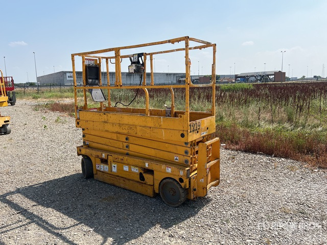 2006 Haulotte Compact 10N Electric (Inoperable) Scissor Lift - Škarjasta dvižna ploščad: slika 4 2006 Haulotte Compact 10N Electric (Inoperable) Scissor Lift - Škarjasta dvižna ploščad: slika 4