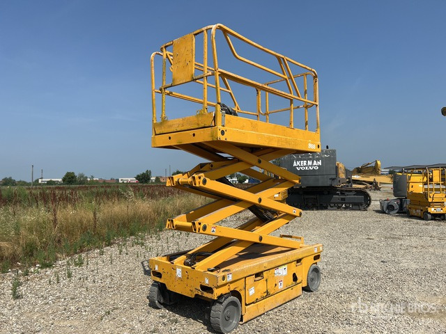 2009 Haulotte Compact 8W NT Electric Scissor Lift - Škarjasta dvižna ploščad: slika 3 2009 Haulotte Compact 8W NT Electric Scissor Lift - Škarjasta dvižna ploščad: slika 3