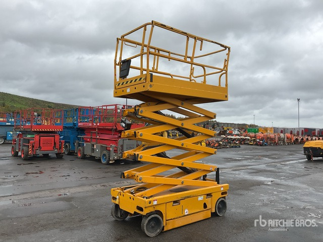 2015 Haulotte Compact 12 Electric Scissor Lift - Škarjasta dvižna ploščad: slika 2 2015 Haulotte Compact 12 Electric Scissor Lift - Škarjasta dvižna ploščad: slika 2