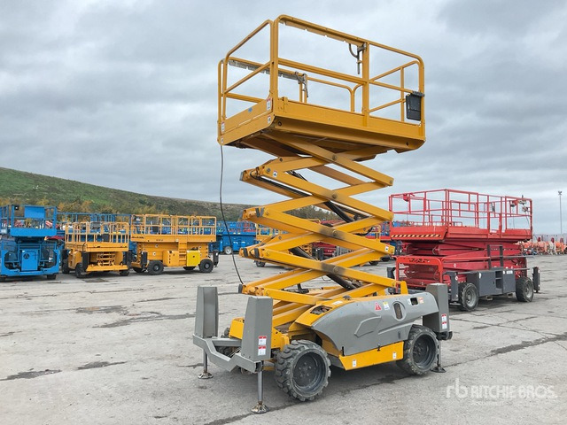 2015 Haulotte Compact 12DX 4x4 Diesel Scissor Lift - Škarjasta dvižna ploščad: slika 1 2015 Haulotte Compact 12DX 4x4 Diesel Scissor Lift - Škarjasta dvižna ploščad: slika 1