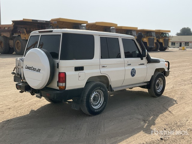 2021 Toyota Land Cruiser 76L 4x4 SUV - SUV: slika 4 2021 Toyota Land Cruiser 76L 4x4 SUV - SUV: slika 4