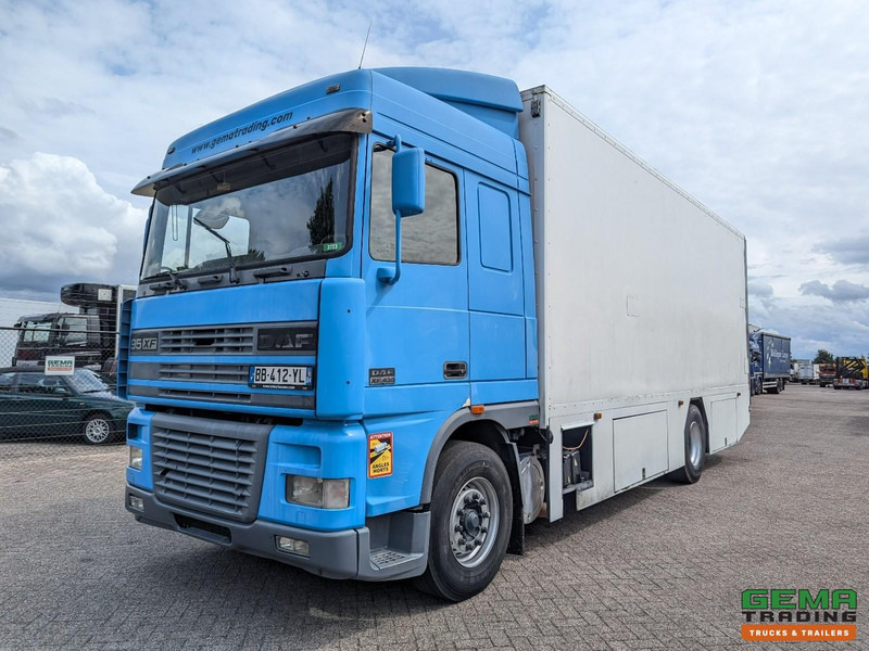 DAF XF95.430 4x2 Spacecab Euro2 - Retarder - Geslotenbak 7.7m - Handgeschakeld - Vangmuil - Tovornjak zabojnik: slika 1 DAF XF95.430 4x2 Spacecab Euro2 - Retarder - Geslotenbak 7.7m - Handgeschakeld - Vangmuil - Tovornjak zabojnik: slika 1