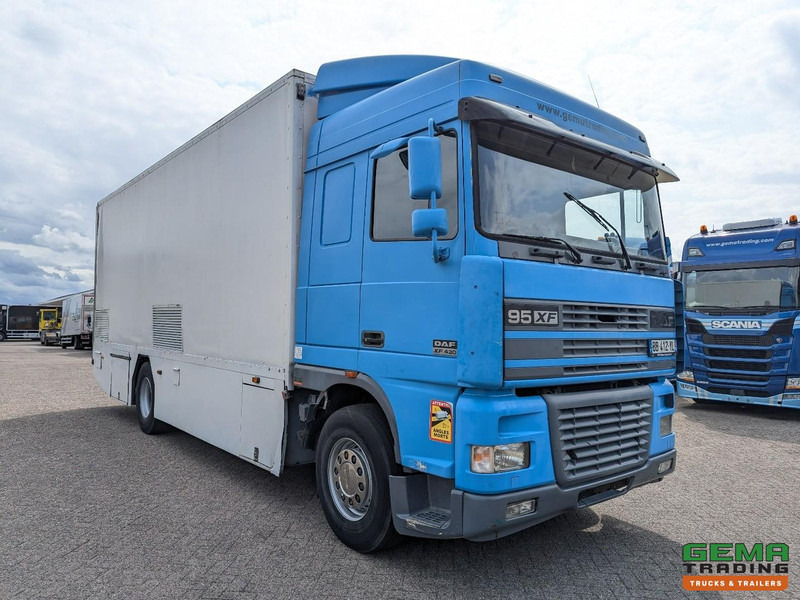 DAF XF95.430 4x2 Spacecab Euro2 - Retarder - Geslotenbak 7.7m - Handgeschakeld - Vangmuil - Tovornjak zabojnik: slika 2 DAF XF95.430 4x2 Spacecab Euro2 - Retarder - Geslotenbak 7.7m - Handgeschakeld - Vangmuil - Tovornjak zabojnik: slika 2