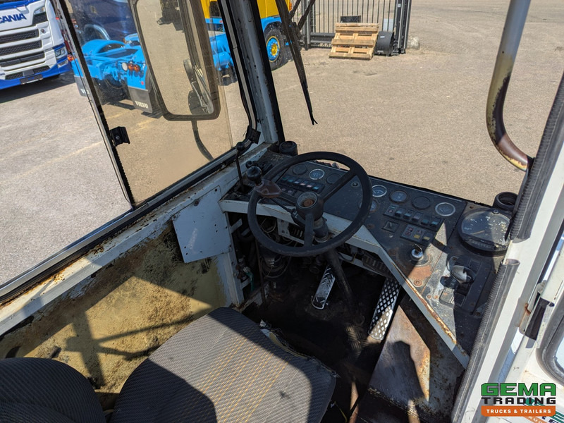 Terberg YT17 MOTOR DEFECT - MMBS Kenteken - Terminalski traktor: slika 5 Terberg YT17 MOTOR DEFECT - MMBS Kenteken - Terminalski traktor: slika 5