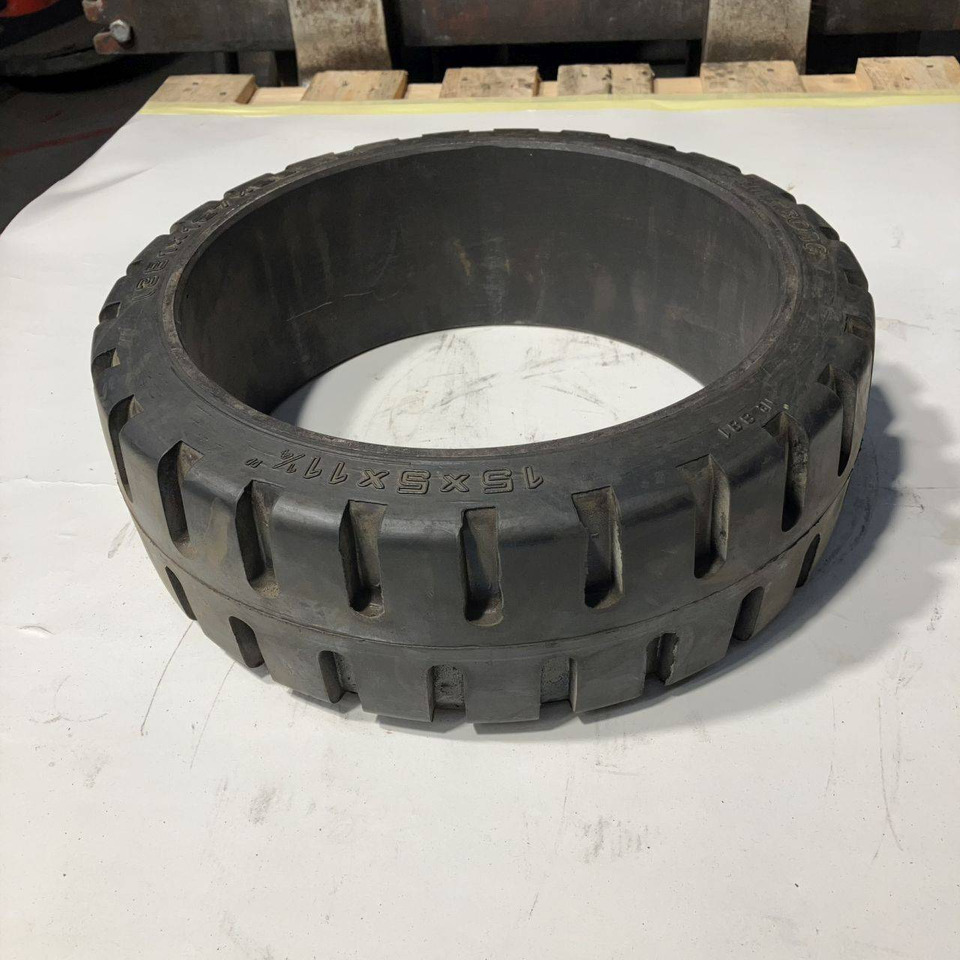 2X trelleborg 15x5x11 1/4 tyres - Guma za Oprema za rokovanje z materiali: slika 2 2X trelleborg 15x5x11 1/4 tyres - Guma za Oprema za rokovanje z materiali: slika 2