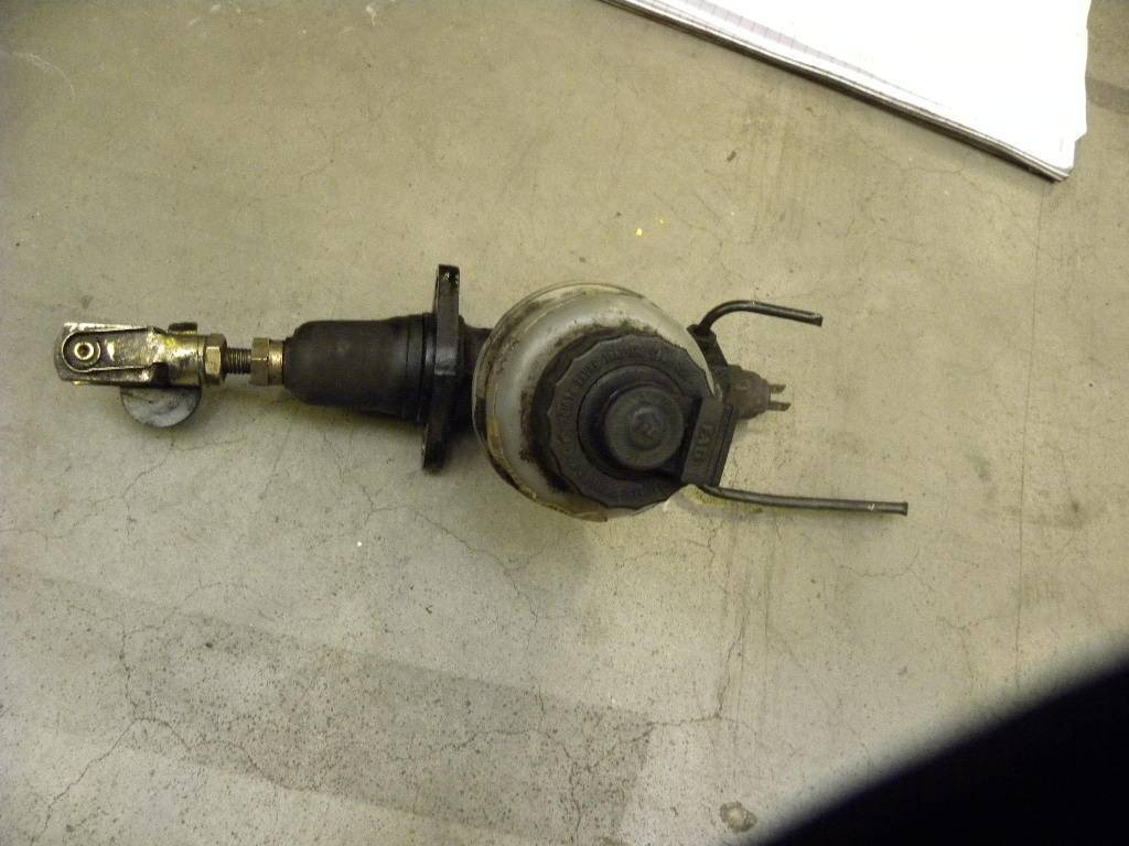 Brake fluid reservoir w. Pump Model: EFG 318 - Zavorni deli za Oprema za rokovanje z materiali: slika 1 Brake fluid reservoir w. Pump Model: EFG 318 - Zavorni deli za Oprema za rokovanje z materiali: slika 1