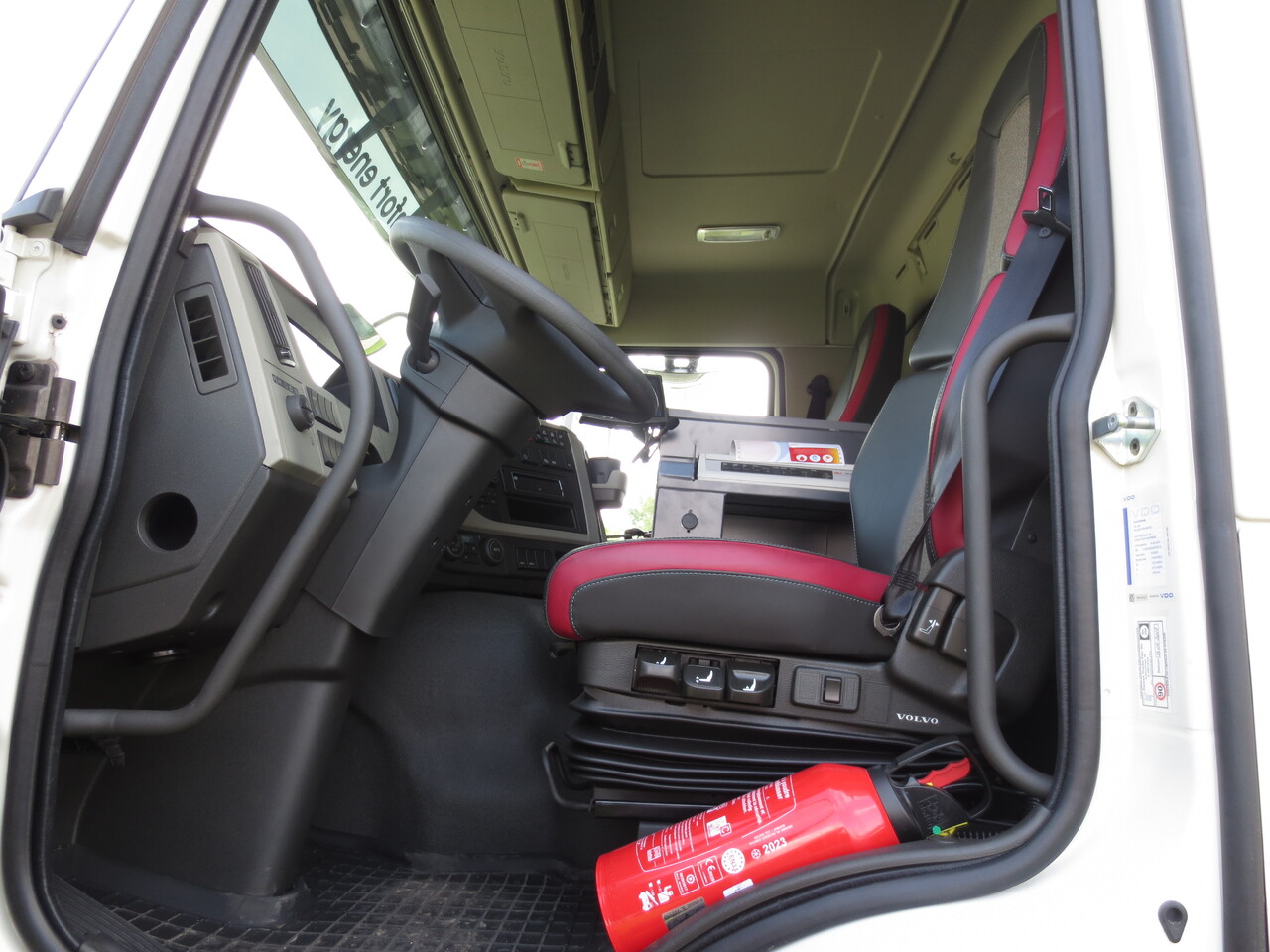 Interior photo 1: Tovornjak cisterna VOLVO FM