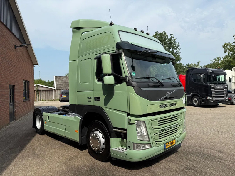 Volvo FM 370 Globetrotter XL Xenon Side skirts NL Truck - Vlačilec: slika 2 Volvo FM 370 Globetrotter XL Xenon Side skirts NL Truck - Vlačilec: slika 2