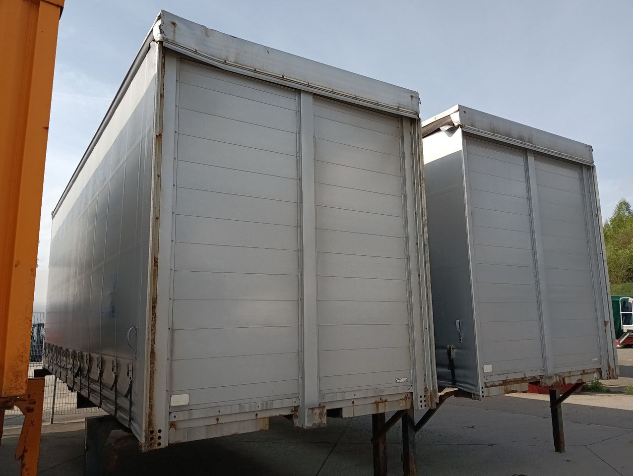 Hofmann 2xWB2205 C745 9/2007 Hubdach,Curtainsider,Edscha Hofmann 2xWB2205 C745 9/2007 Hubdach,Curtainsider,Edscha - Zamenljivo tovorišče s ponjavo: slika 2 Hofmann 2xWB2205 C745 9/2007 Hubdach,Curtainsider,Edscha Hofmann 2xWB2205 C745 9/2007 Hubdach,Curtainsider,Edscha - Zamenljivo tovorišče s ponjavo: slika 2