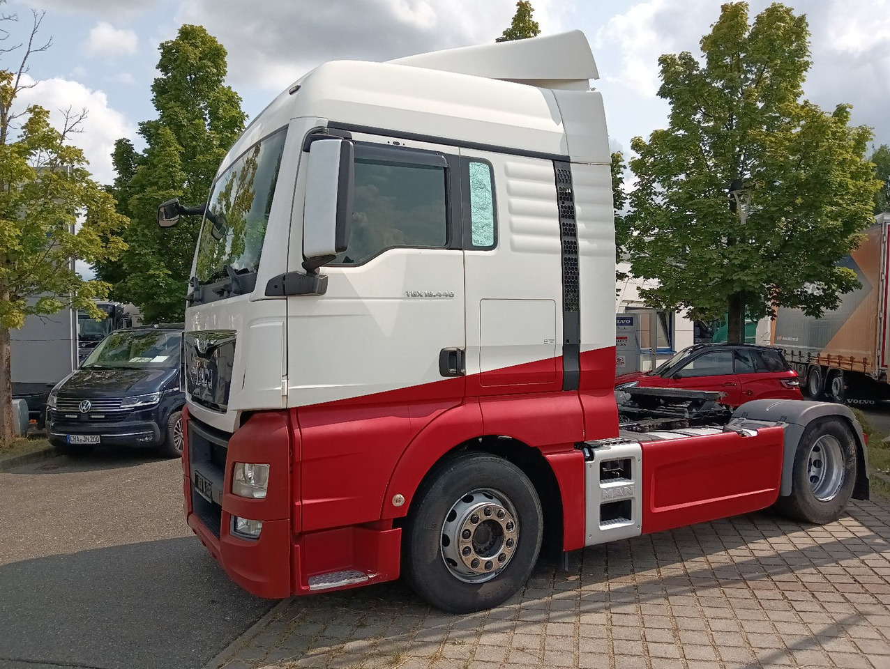 MAN TGX 18:440 BLS INTARDER Vollspoiler Reifen70-90% MAN TGX 18:440 BLS INTARDER Vollspoiler Reifen70-90% - Vlačilec: slika 2 MAN TGX 18:440 BLS INTARDER Vollspoiler Reifen70-90% MAN TGX 18:440 BLS INTARDER Vollspoiler Reifen70-90% - Vlačilec: slika 2