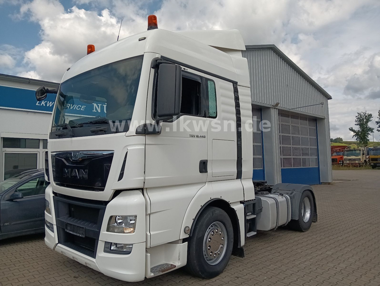 MAN TGX 18:440 FLT XLX 2xTank Klima Spoiler Kühlbox MAN TGX 18:440 FLT XLX 2xTank Klima Spoiler Kühlbox - Vlačilec: slika 3 MAN TGX 18:440 FLT XLX 2xTank Klima Spoiler Kühlbox MAN TGX 18:440 FLT XLX 2xTank Klima Spoiler Kühlbox - Vlačilec: slika 3