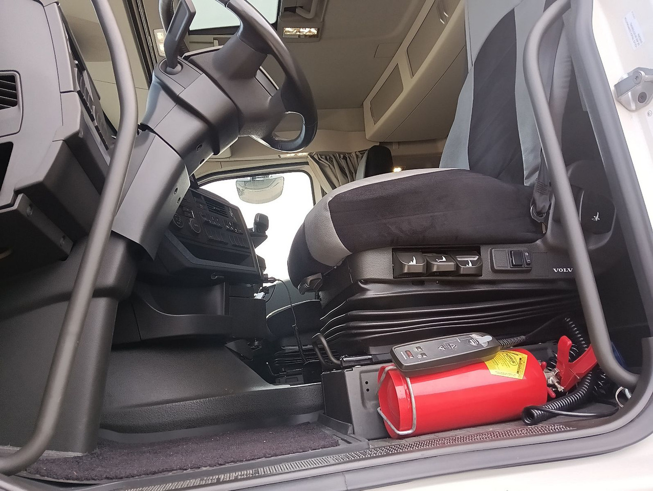 Volvo FH500 8x4R RETARDER LIFT MEILLER-Asphalt FunkAHK - Tovornjak prekucnik: slika 5 Volvo FH500 8x4R RETARDER LIFT MEILLER-Asphalt FunkAHK - Tovornjak prekucnik: slika 5