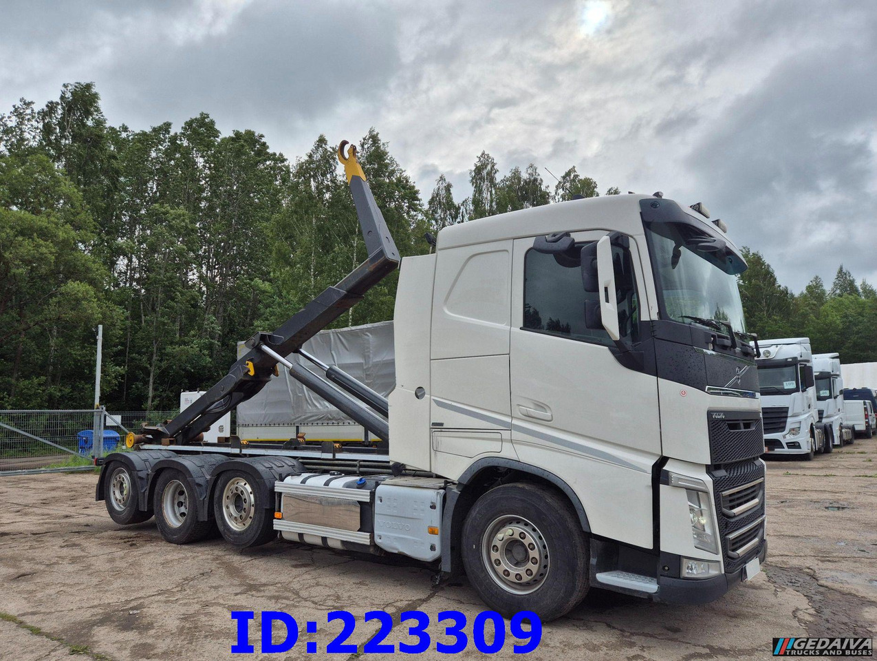 VOLVO FH13 540HP 8x2 Hook lift (2axles steering - 2 axles lifting) - Kotalni prekucni tovornjak: slika 4 VOLVO FH13 540HP 8x2 Hook lift (2axles steering - 2 axles lifting) - Kotalni prekucni tovornjak: slika 4