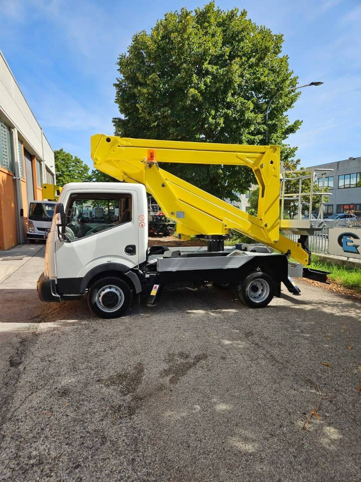 Palfinger P 200 A - Dvižna ploščad montirana na tovornjak: slika 1 Palfinger P 200 A - Dvižna ploščad montirana na tovornjak: slika 1