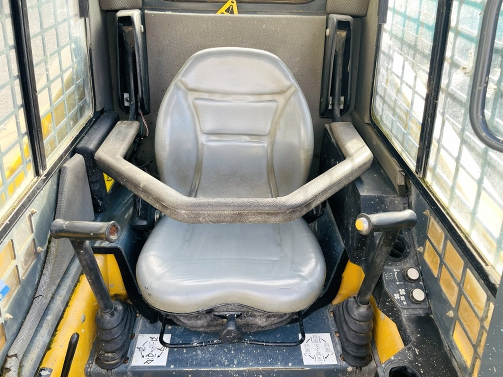 Gehl SL4240 (4090) - Mini nakladalec: slika 5 Gehl SL4240 (4090) - Mini nakladalec: slika 5