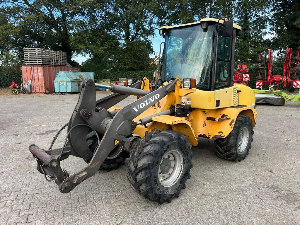Volvo L 30 B - Kolesni nakladalec: slika 1 Volvo L 30 B - Kolesni nakladalec: slika 1