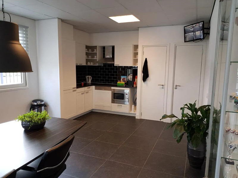 Bosch 100M2 COMPLETE OFFICE UNIT, FOTOS BEFORE AND AFTER / 2OFFICE + TOILET + KITCHEN + KANTOOR - Oprema za delavnice: slika 5 Bosch 100M2 COMPLETE OFFICE UNIT, FOTOS BEFORE AND AFTER / 2OFFICE + TOILET + KITCHEN + KANTOOR - Oprema za delavnice: slika 5