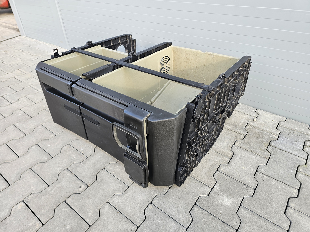 VOLVO FH4 / CABIN UNDERBED STORAGE / 23538347 23538293 - Kabina in notranjost: slika 4 VOLVO FH4 / CABIN UNDERBED STORAGE / 23538347 23538293 - Kabina in notranjost: slika 4