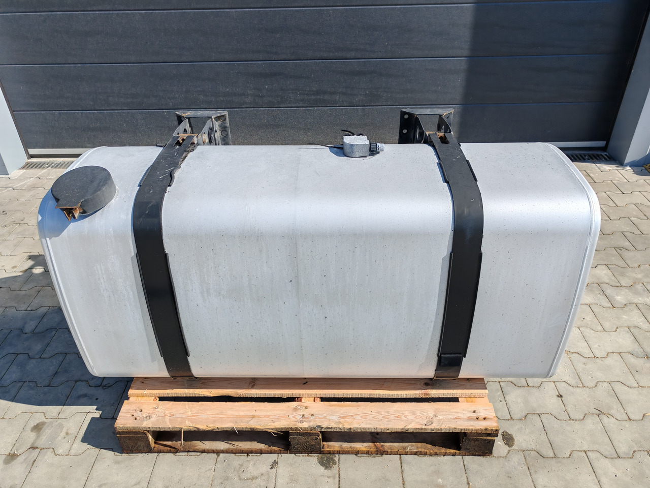 VOLVO RENAULT / ALU FUEL TANK / 153x69x71 / 610L / 21516454 - Rezervoar za gorivo: slika 2 VOLVO RENAULT / ALU FUEL TANK / 153x69x71 / 610L / 21516454 - Rezervoar za gorivo: slika 2