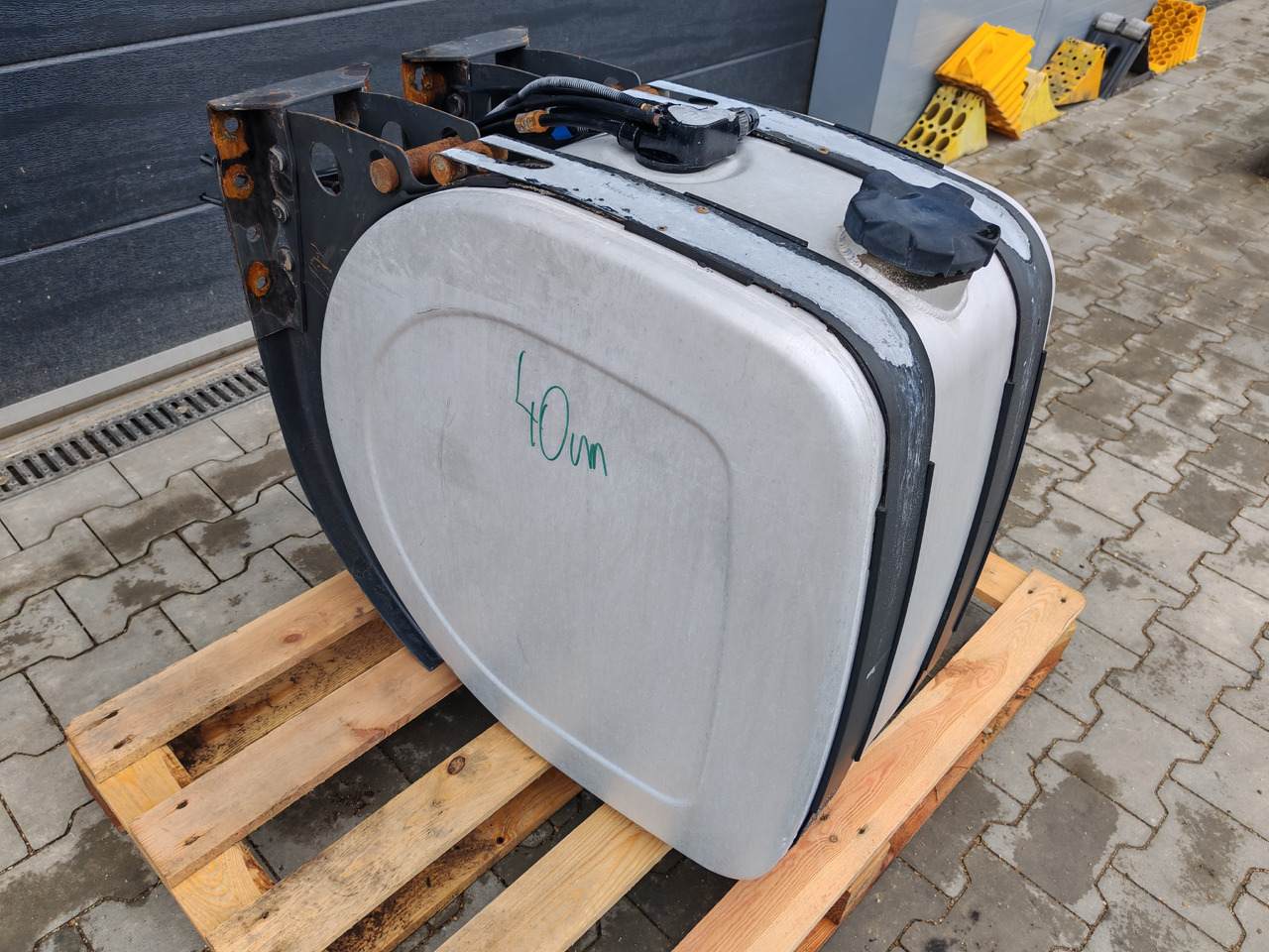 VOLVO RENAULT / ALU FUEL TANK / 43x71x69 / 165L / 20503502 - Rezervoar za gorivo: slika 4 VOLVO RENAULT / ALU FUEL TANK / 43x71x69 / 165L / 20503502 - Rezervoar za gorivo: slika 4