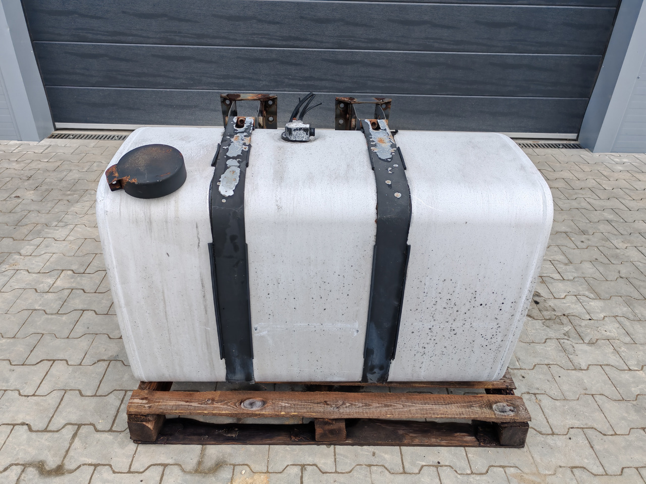 VOLVO RENAULT / COMPLETE FUEL TANK / 445L / 110x70x70 / 20503506 - Rezervoar za gorivo: slika 2 VOLVO RENAULT / COMPLETE FUEL TANK / 445L / 110x70x70 / 20503506 - Rezervoar za gorivo: slika 2