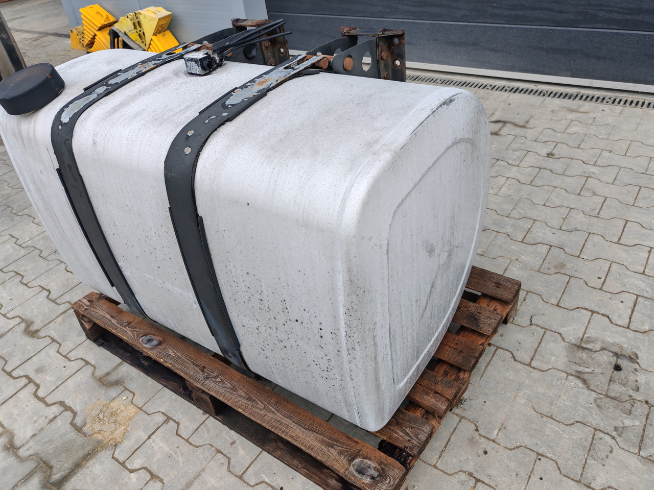 VOLVO RENAULT / COMPLETE FUEL TANK / 445L / 110x70x70 / 20503506 - Rezervoar za gorivo: slika 4 VOLVO RENAULT / COMPLETE FUEL TANK / 445L / 110x70x70 / 20503506 - Rezervoar za gorivo: slika 4