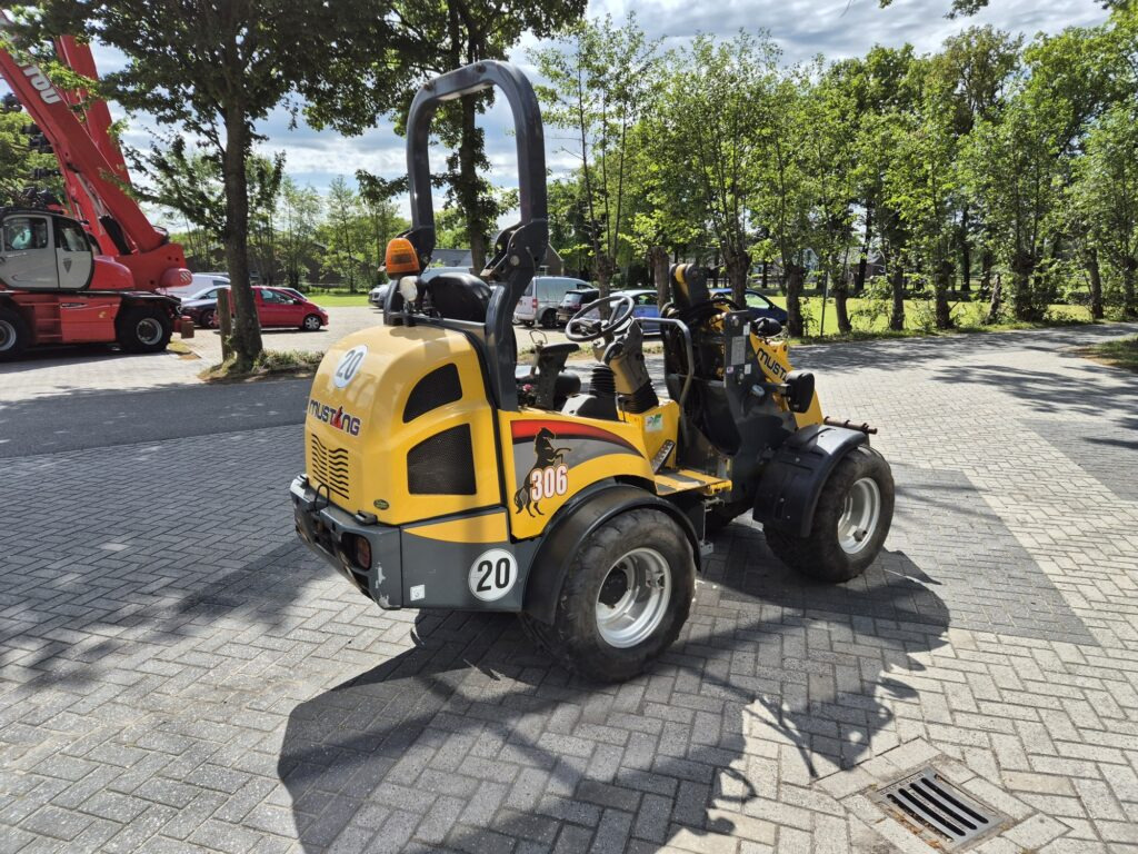 MUSTANG AL 306 miniloader - Zgibni nakladalnik: slika 4 MUSTANG AL 306 miniloader - Zgibni nakladalnik: slika 4