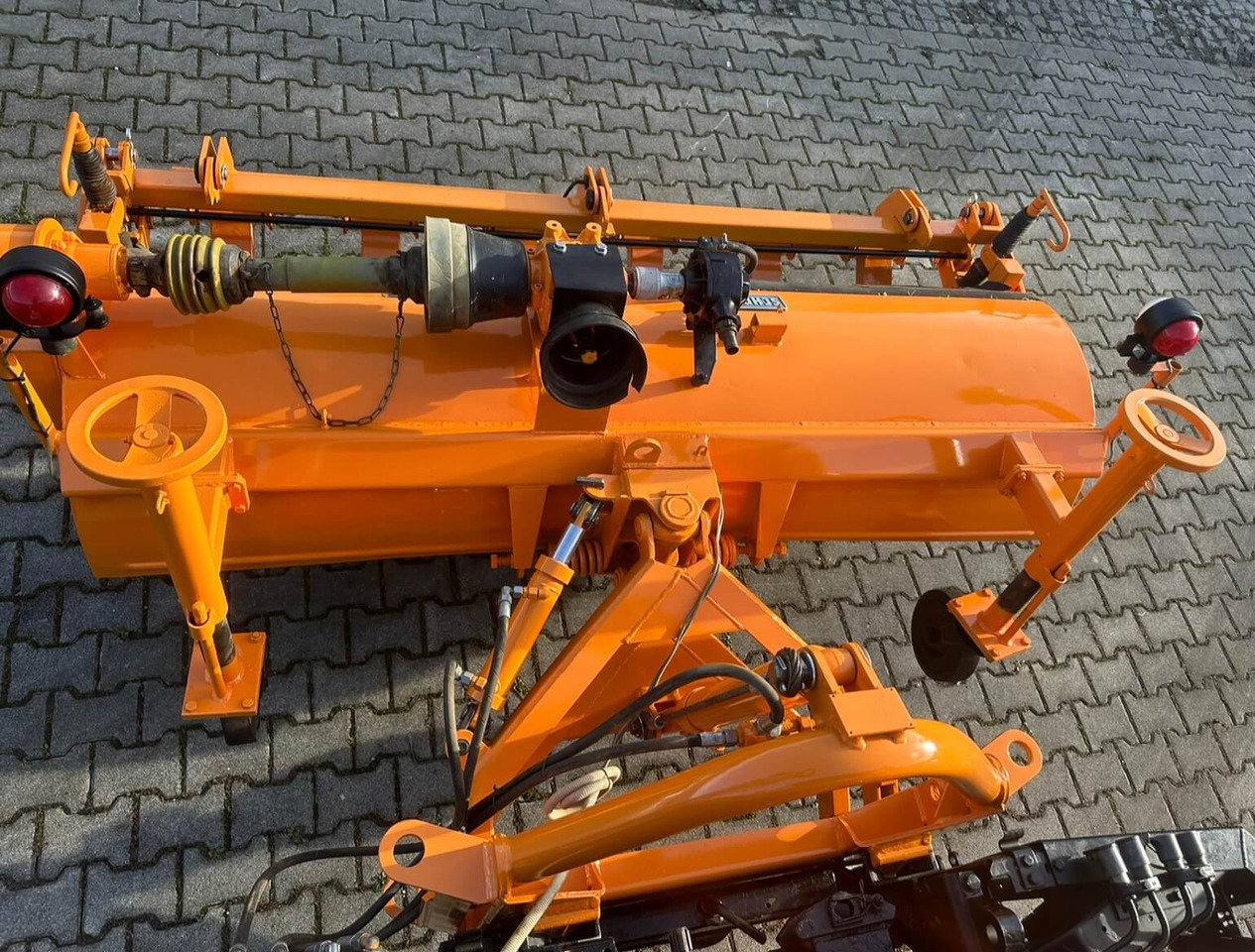 Unimog Frontanbaukehrbesen Schmidt VKS4.2 - Metla: slika 4 Unimog Frontanbaukehrbesen Schmidt VKS4.2 - Metla: slika 4