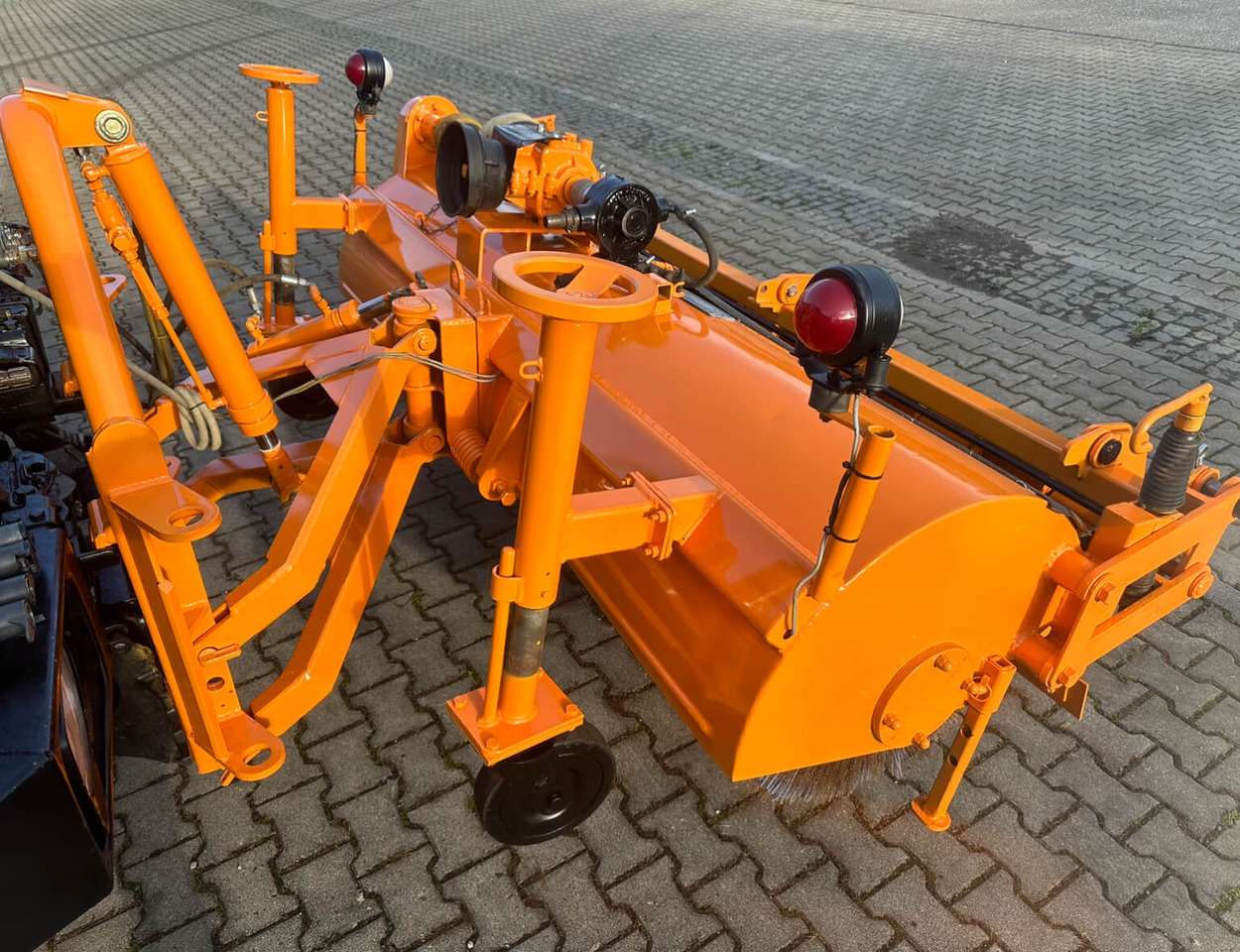 Unimog Frontanbaukehrbesen Schmidt VKS4.2 - Metla: slika 3 Unimog Frontanbaukehrbesen Schmidt VKS4.2 - Metla: slika 3