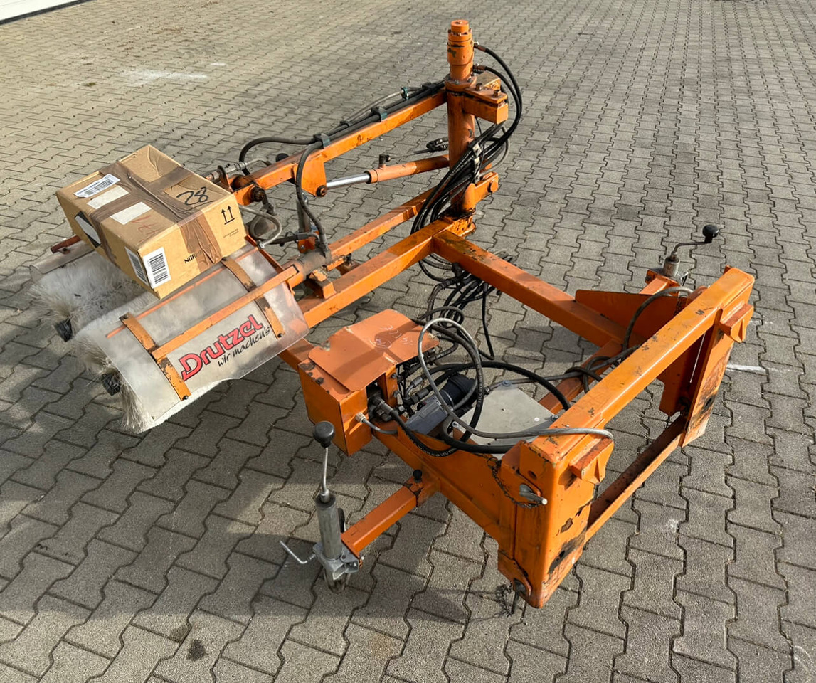 Unimog Leitpfostenwaschgerät Drutzel LWG-U-300 - Metla: slika 1 Unimog Leitpfostenwaschgerät Drutzel LWG-U-300 - Metla: slika 1