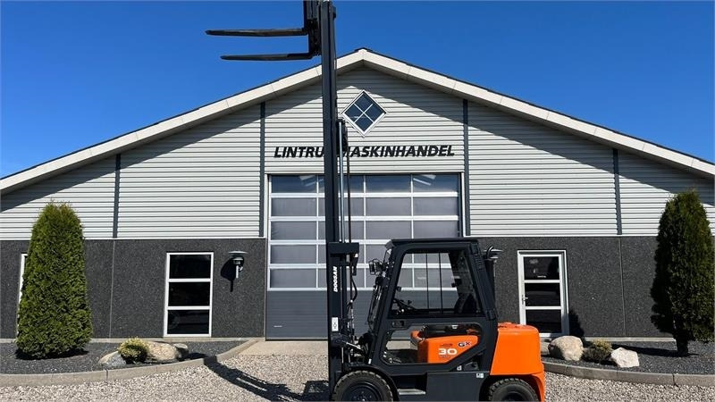Doosan D30 G med kabine og KUN 57 TIMER FRA NY, MED TIME  - Diesel viličar: slika 4 Doosan D30 G med kabine og KUN 57 TIMER FRA NY, MED TIME  - Diesel viličar: slika 4