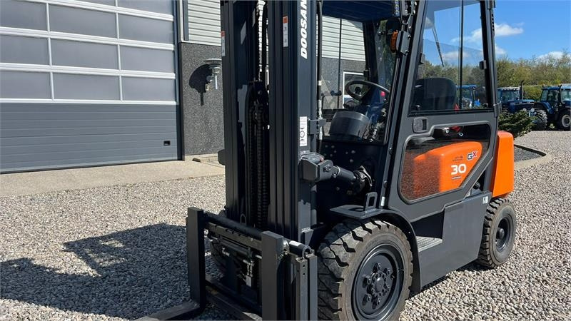 Doosan D30 G med kabine og KUN 57 TIMER FRA NY, MED TIME - Diesel viličar: slika 2 Doosan D30 G med kabine og KUN 57 TIMER FRA NY, MED TIME - Diesel viličar: slika 2