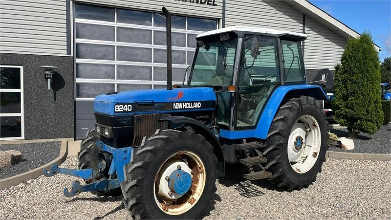 New Holland 8240 SLE Med frontlift og frontPTO - Traktor: slika 2 New Holland 8240 SLE Med frontlift og frontPTO - Traktor: slika 2