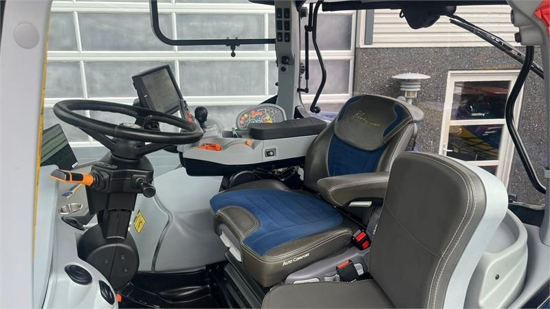 New Holland T7.315 Auto Command BluePower med frontlift - Traktor: slika 2 New Holland T7.315 Auto Command BluePower med frontlift - Traktor: slika 2