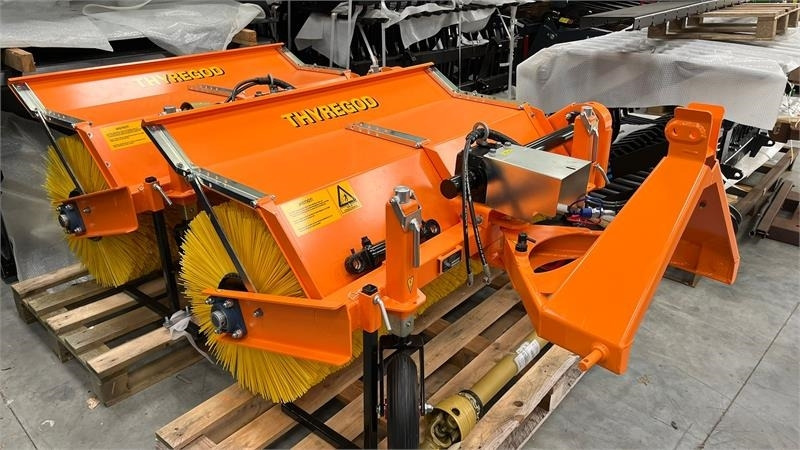 Thyregod TK 1600 PTO, med hydraulisk sving. - Metla: slika 1 Thyregod TK 1600 PTO, med hydraulisk sving. - Metla: slika 1