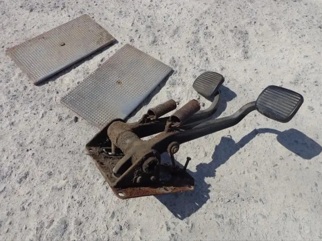 Scania Brake AND Clutch Pedal From Scania LB 0 AND LB1 Serie - Pedal za Tovornjak: slika 4 Scania Brake AND Clutch Pedal From Scania LB 0 AND LB1 Serie - Pedal za Tovornjak: slika 4