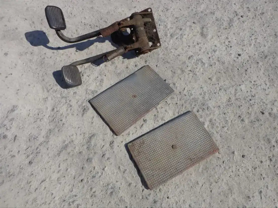 Scania Brake AND Clutch Pedal From Scania LB 0 AND LB1 Serie - Pedal za Tovornjak: slika 2 Scania Brake AND Clutch Pedal From Scania LB 0 AND LB1 Serie - Pedal za Tovornjak: slika 2