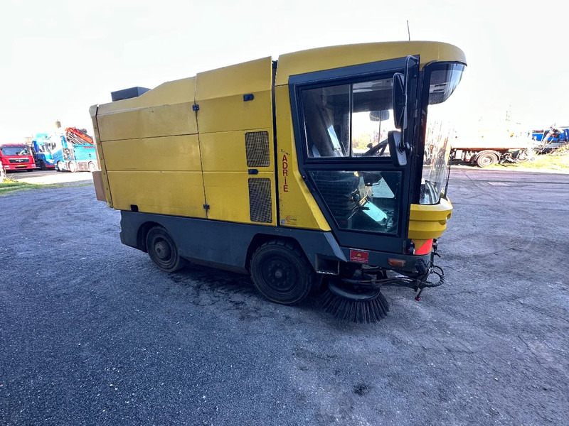 Ravo 530 VEEGMACHINE/SWEEPER!! - Vozilo za pometanje: slika 5 Ravo 530 VEEGMACHINE/SWEEPER!! - Vozilo za pometanje: slika 5