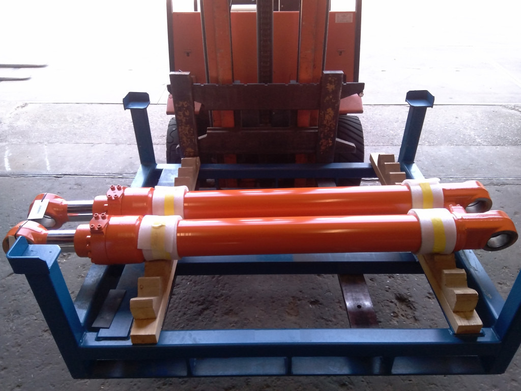 Hitachi 9256983 - 4645296 R - Hidravlični cilinder za Gradbeni stroj: slika 1 Hitachi 9256983 - 4645296 R - Hidravlični cilinder za Gradbeni stroj: slika 1