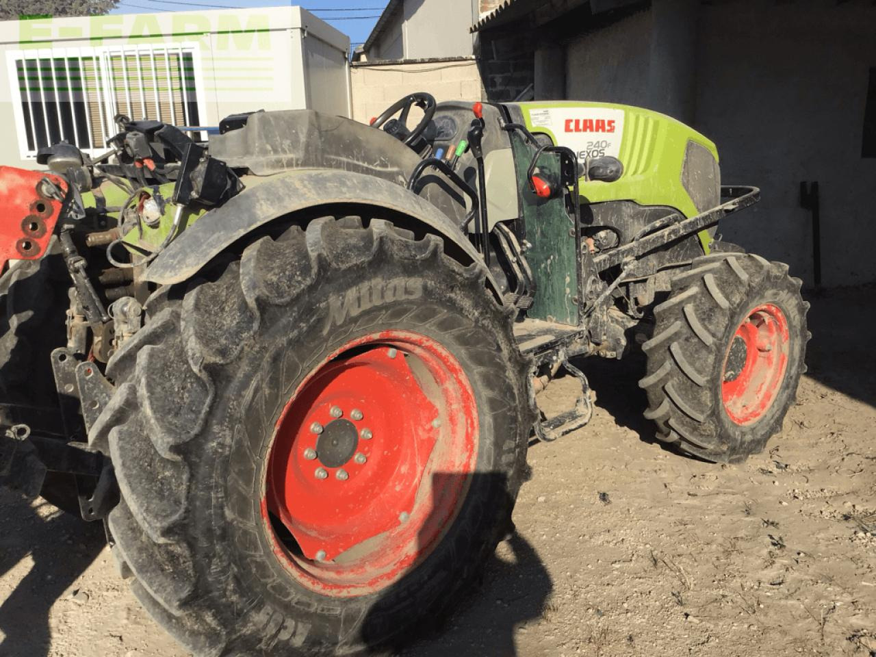 CLAAS nexos 240 f arceau F - Traktor: slika 2 CLAAS nexos 240 f arceau F - Traktor: slika 2
