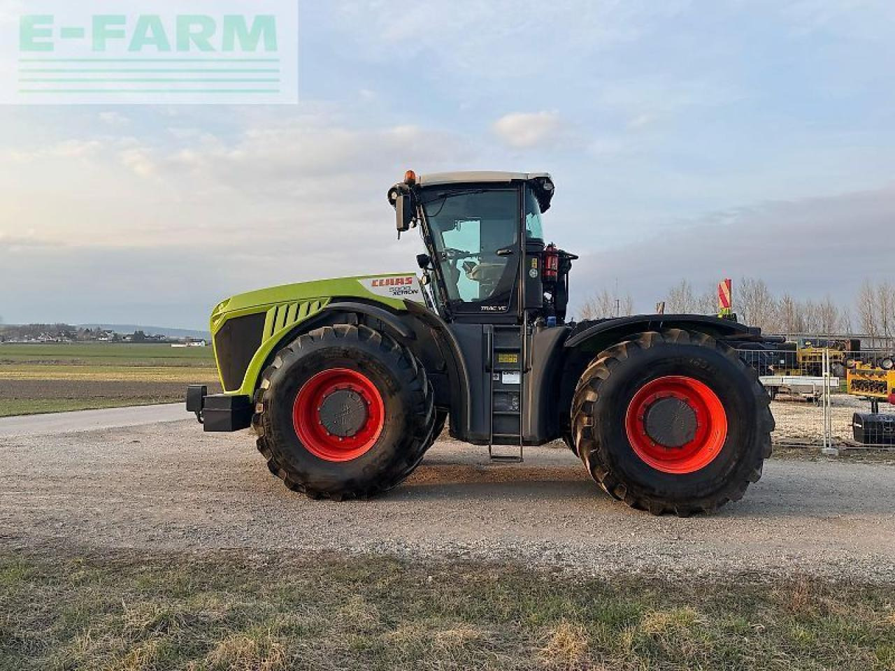 CLAAS xerion 5000 trac vc TRAC VC - Traktor: slika 3 CLAAS xerion 5000 trac vc TRAC VC - Traktor: slika 3