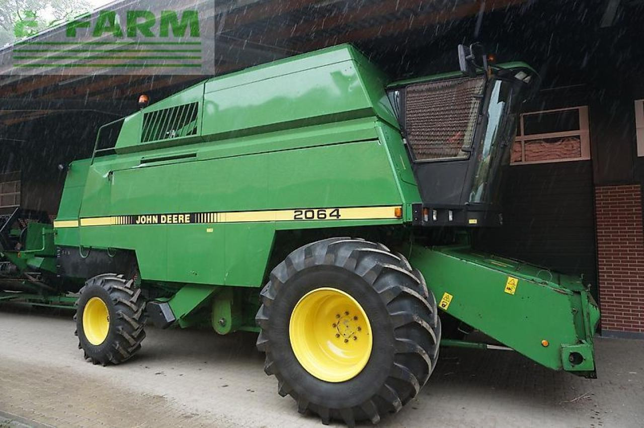 John Deere 2064 + 820 schneidwerk - Kombajn harvester: slika 1 John Deere 2064 + 820 schneidwerk - Kombajn harvester: slika 1