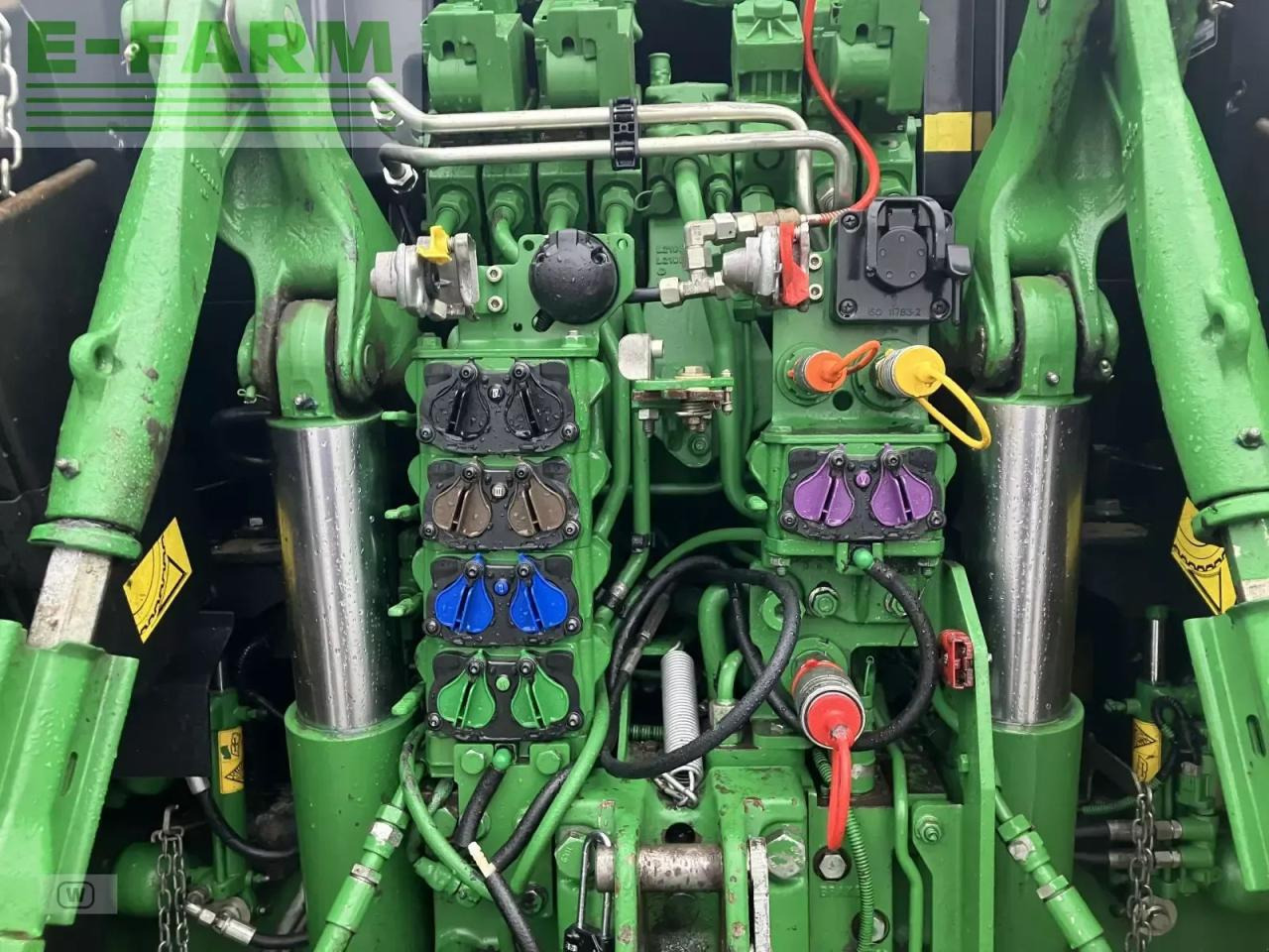 Traktor John Deere 6215r: slika 18