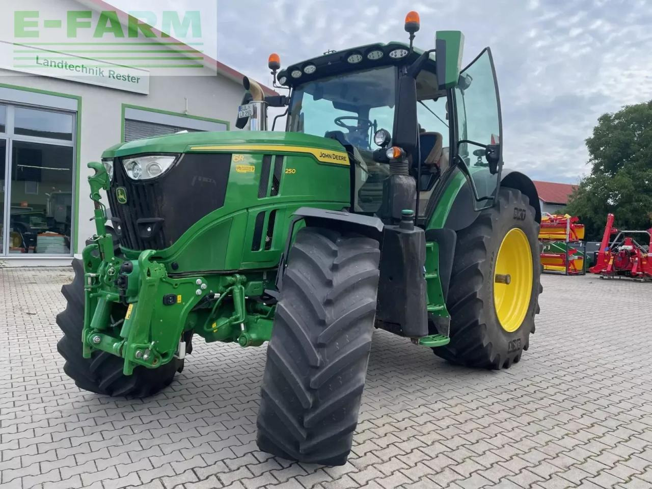 John Deere 6r 250 - Traktor: slika 2 John Deere 6r 250 - Traktor: slika 2